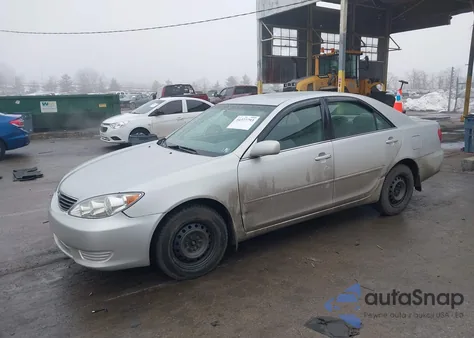 2005 Toyota Camry Le z USA, uszkodzony, nr VIN 4T1BE32K75U956775